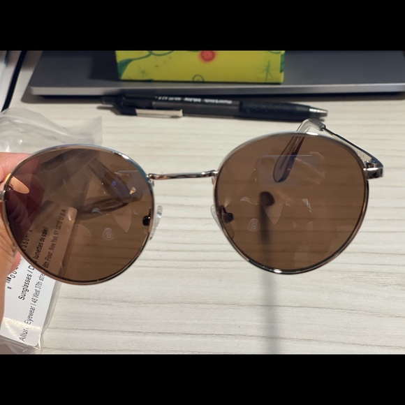 BCBGMAXAZRIA BRAND NEW SUNGLASSES - Picture 4 of 4